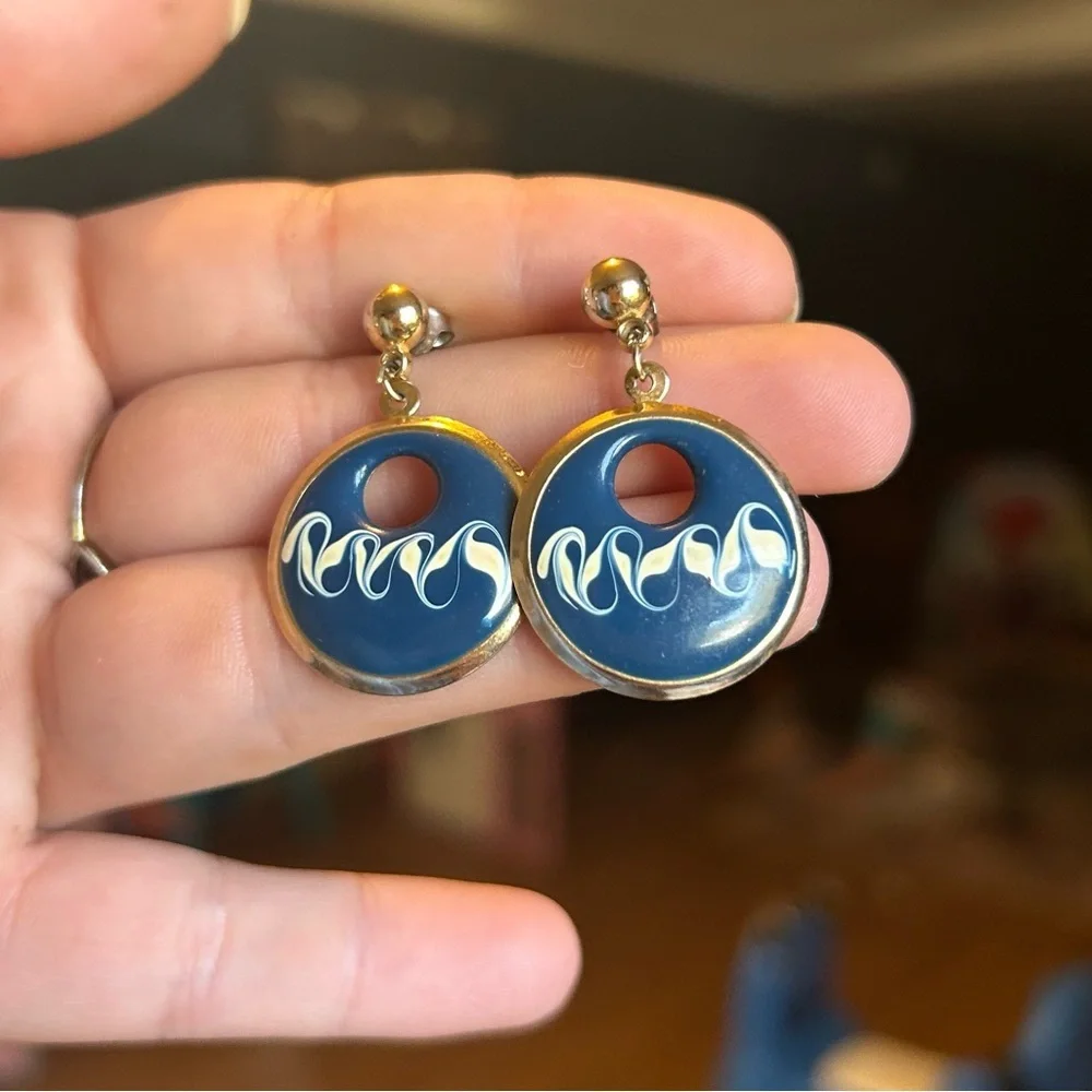 Vintage Navy Enamel Swirl Dangle Earrings Gold Tone Retro Statement Jewelry - Picture 4 of 9